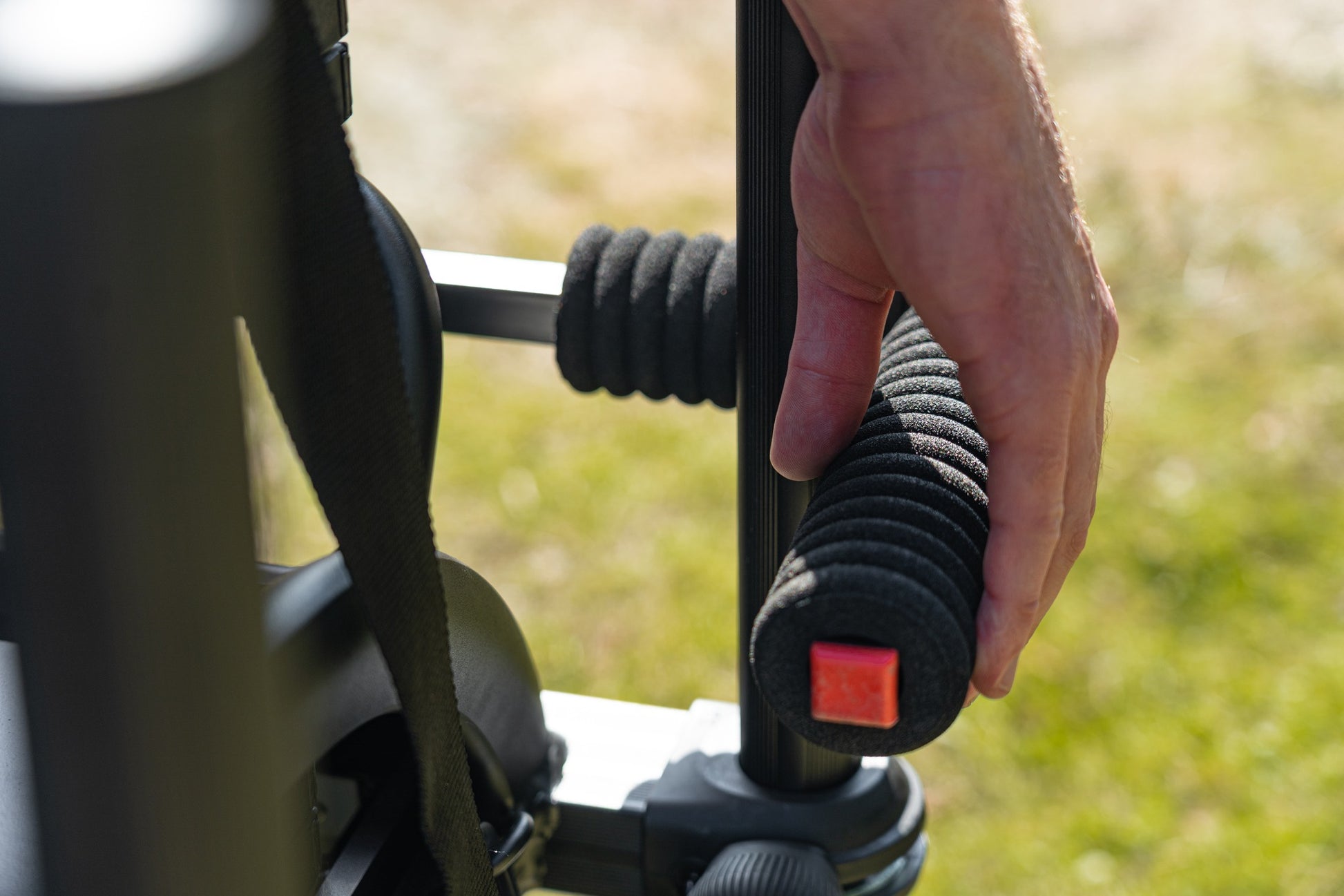 Количка за багаж Daiwa DAIWA FOLD N GO MATCH BARROW с удобна ръкохватка и механизъм за лесно управление.