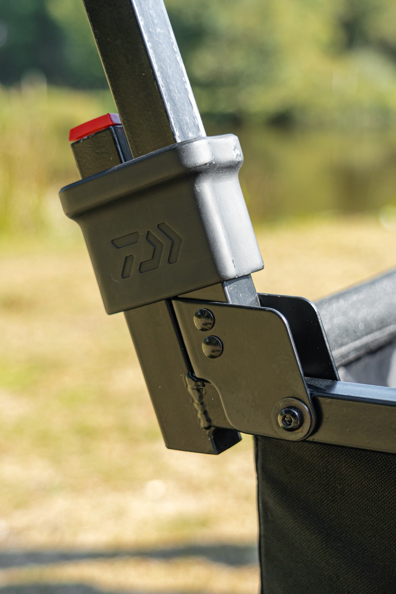 Детайл на механизма на количка за багаж Daiwa DAIWA FOLD N GO MATCH BARROW, идеална за риболов.