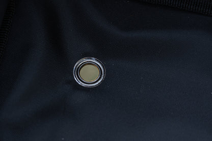 Детайл от количка за багаж Daiwa DAIWA FOLD N GO MATCH BARROW с метален отвор на черна материя.