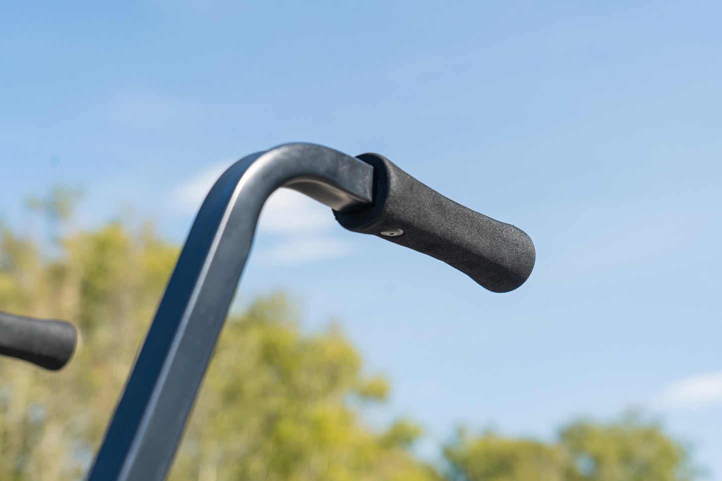 Количка за багаж Daiwa DAIWA FOLD N GO MATCH BARROW - детайл на дръжката с удобен захват.