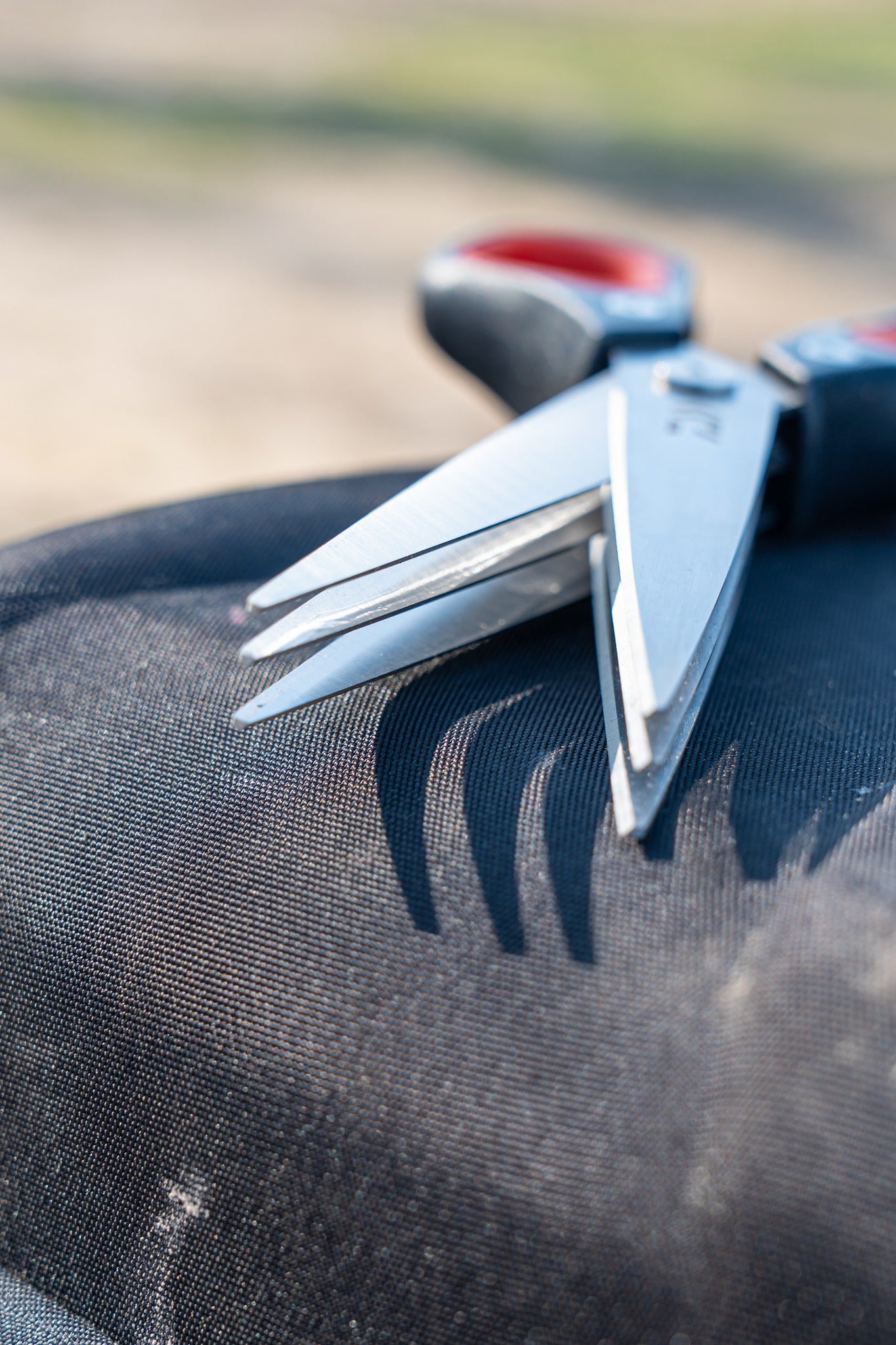 Тройна ножица за стръв DAIWA N'ZON TRIPLE BLADE WORM SCISSORS на черен фон.
