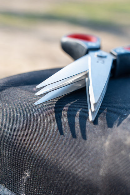 Тройна ножица за стръв DAIWA N'ZON TRIPLE BLADE WORM SCISSORS на черен фон.