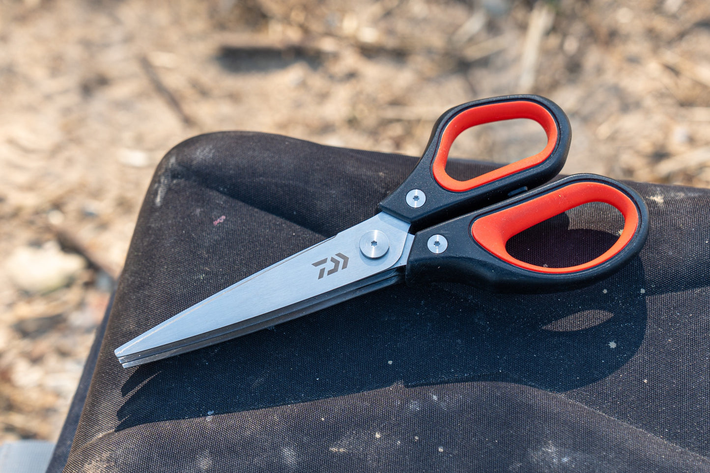 Тройна ножица за стръв DAIWA N'ZON TRIPLE BLADE WORM SCISSORS с три остриета за рязане на червеи.