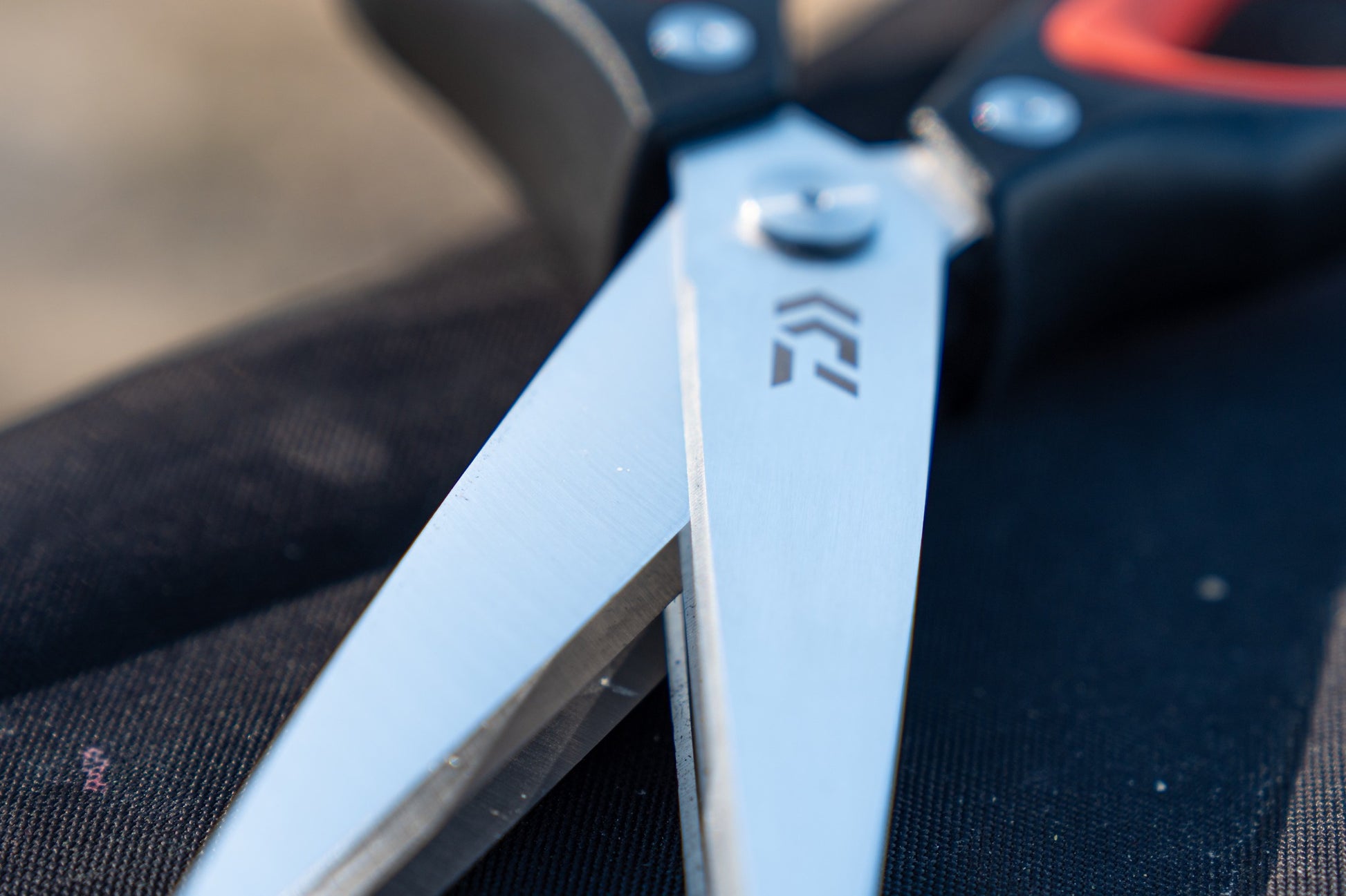 Тройна ножица за стръв DAIWA N'ZON TRIPLE BLADE WORM SCISSORS с остриета от неръждаема стомана.