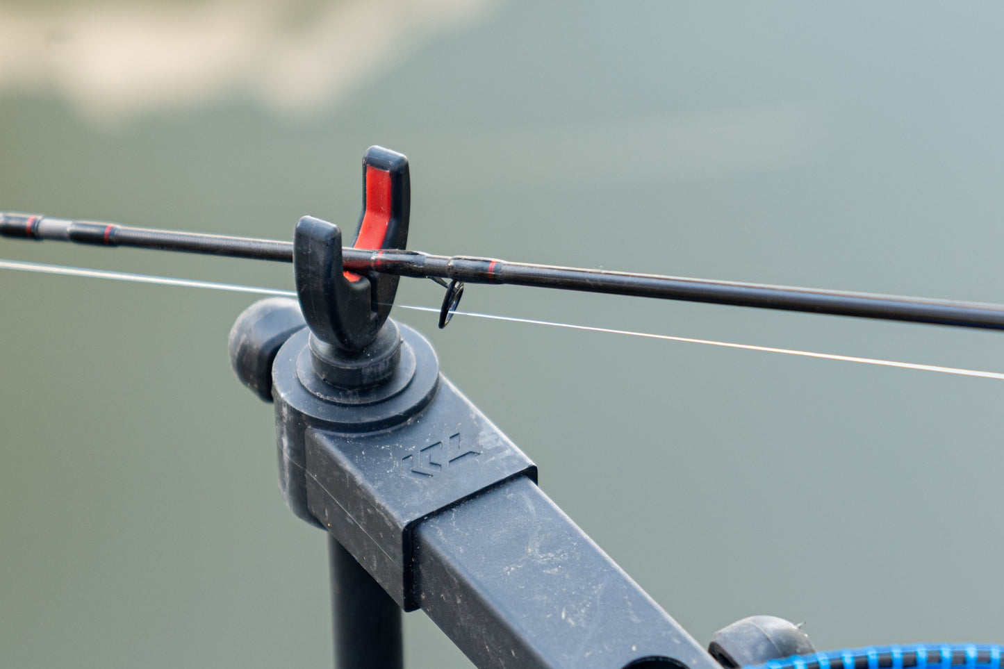 Преден държач за въдица DAIWA N'ZON COMPACT FRONT ROD REST с невероятно сцепление и свободно движение на влакното.