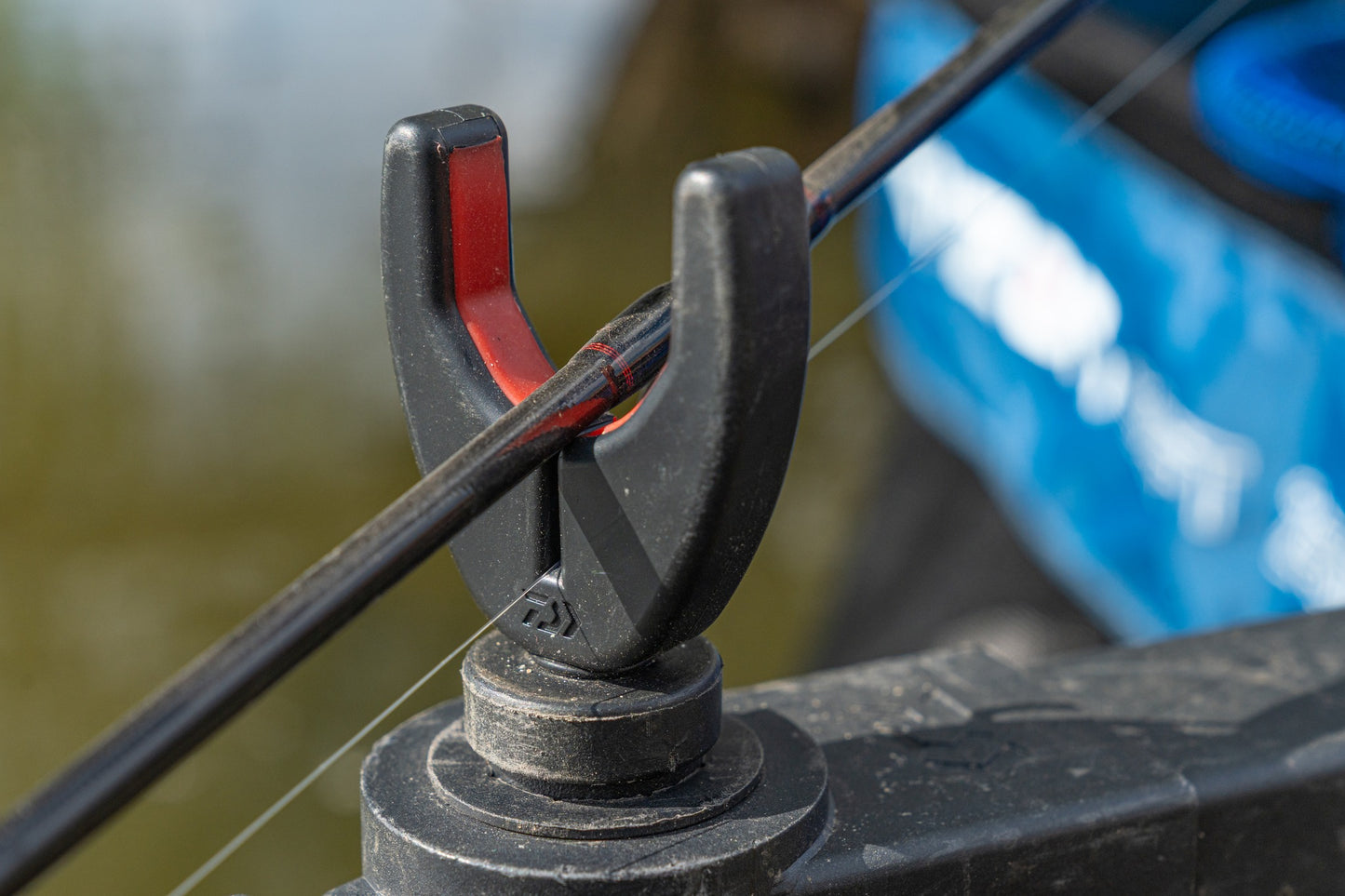Преден държач за въдица DAIWA N'ZON COMPACT FRONT ROD REST, показващ отлично сцепление и дизайн.