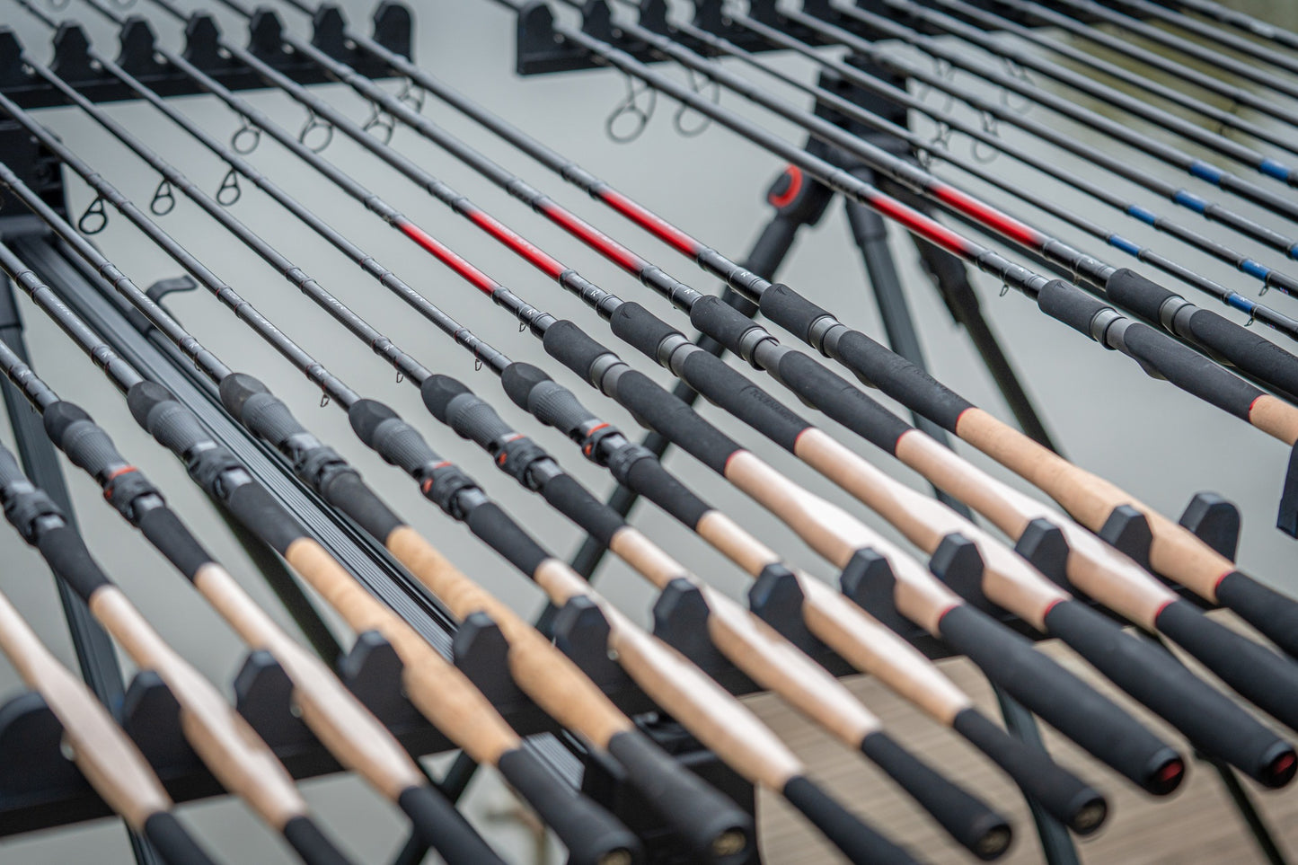 Фидер въдици DAIWA TOURNAMENT SLR - New model 2025, подредени с удобни дръжки и различни дължини.