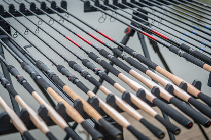 Фидер въдици DAIWA TOURNAMENT SLR - New model 2025, подредени с удобни дръжки и различни дължини.