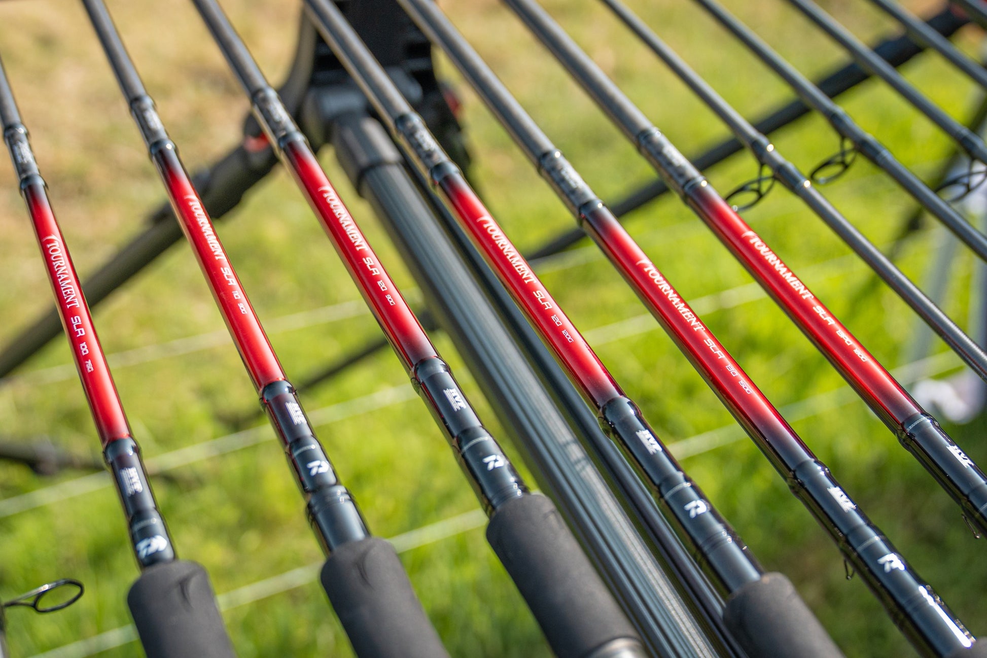 Фидер въдици DAIWA TOURNAMENT SLR - New model 2025, изображение на въдици с червени детайли на риболовна екипировка.