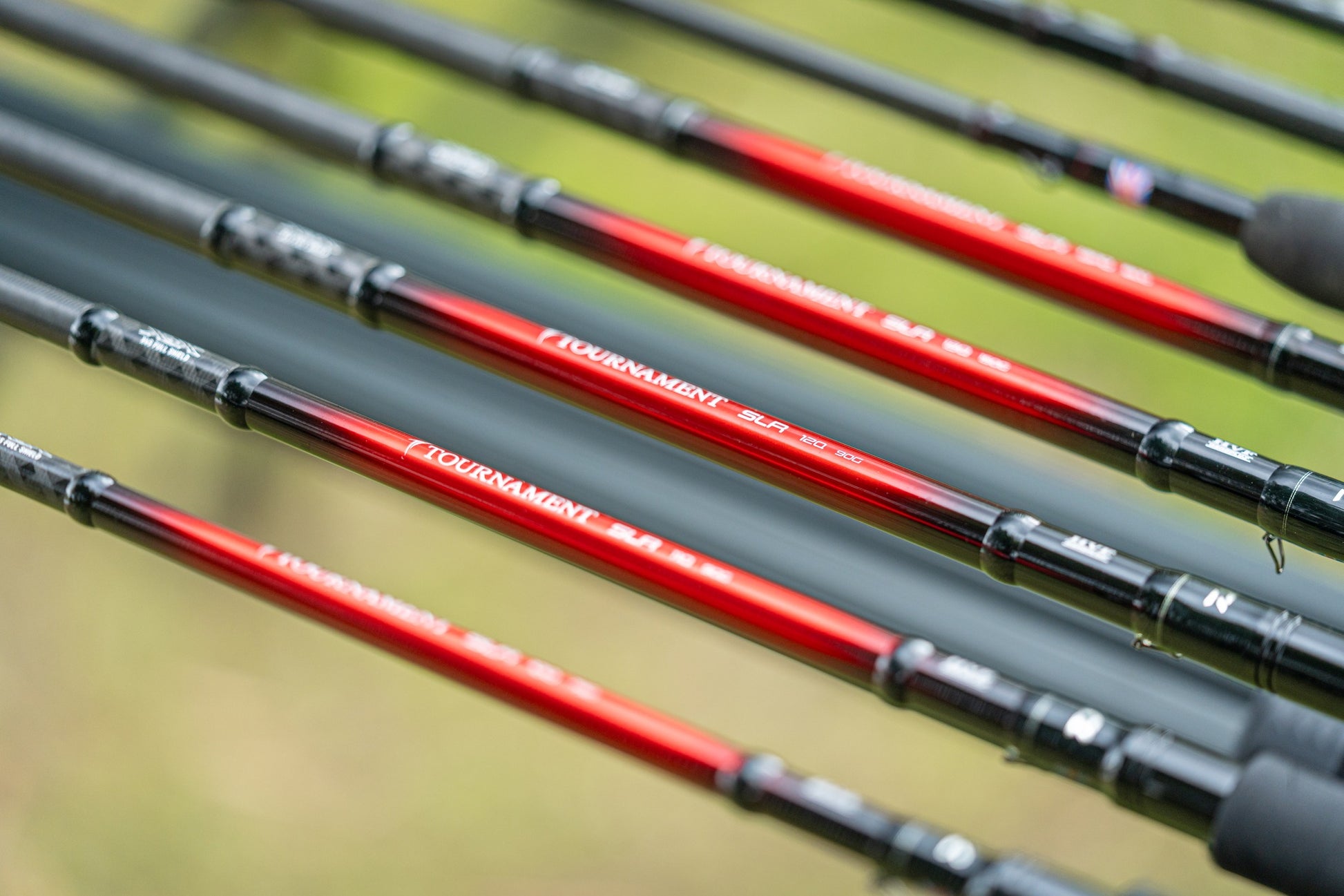 Фидер въдици DAIWA TOURNAMENT SLR - New model 2025, показващи детайли на конструкцията и дизайна.