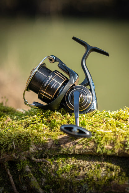 Топ модел макара за мач риболов DAIWA 25 TOURNAMENT MATCH JAPAN LTD LT на естествен фонов мох.