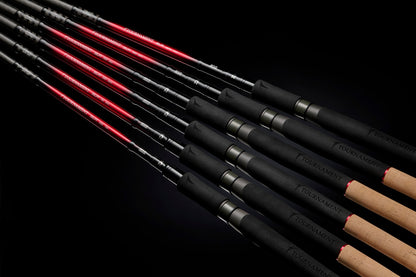 Фидер въдици DAIWA TOURNAMENT SLR - New model 2025, представени с елегантен черен фон и основни характеристики.