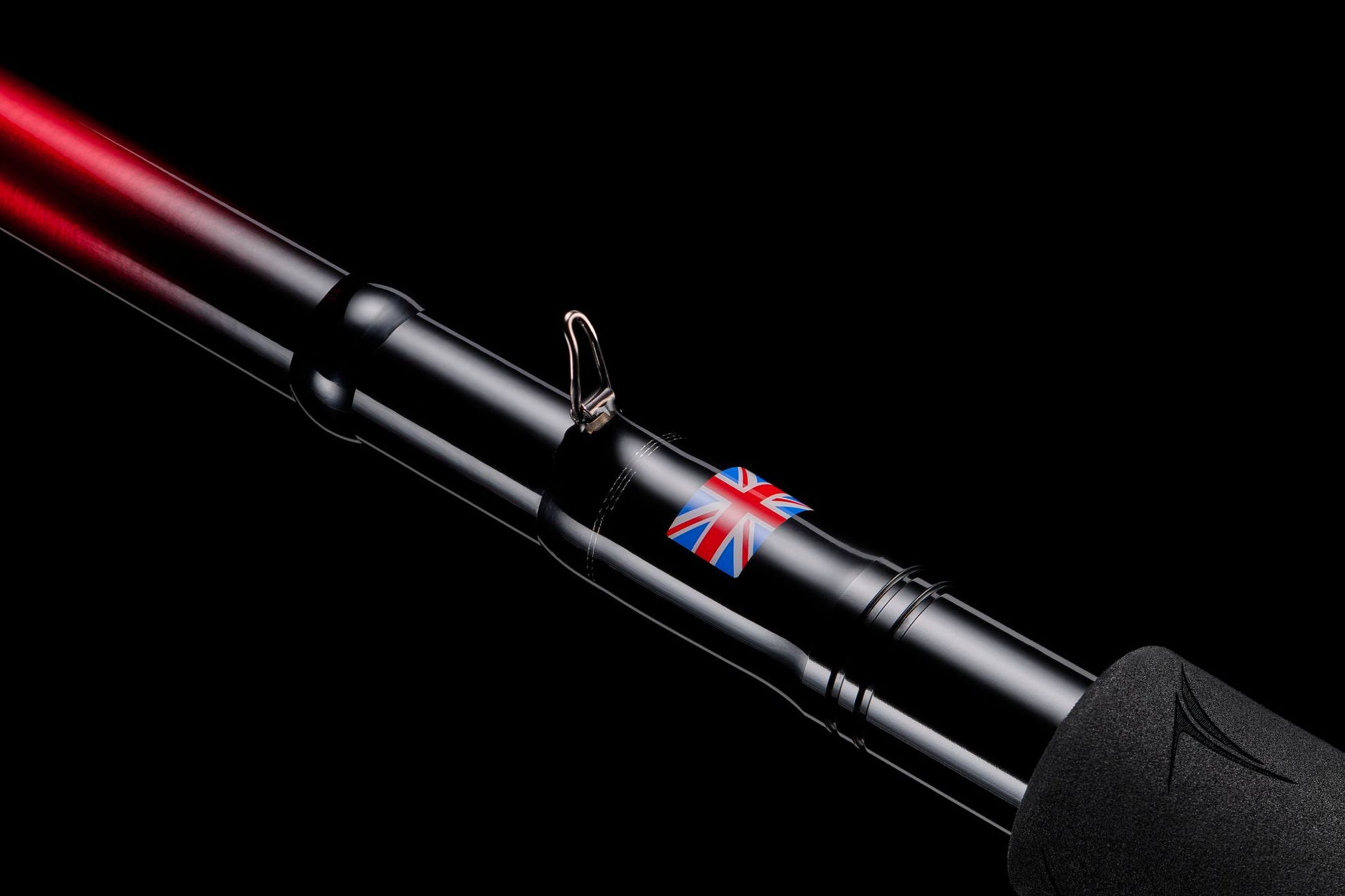 Фидер въдици DAIWA TOURNAMENT SLR - New model 2025, част от екипировката за риболов с черен фон.