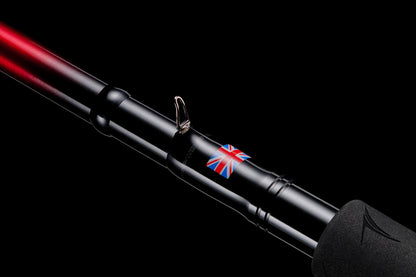 Фидер въдици DAIWA TOURNAMENT SLR - New model 2025, част от екипировката за риболов с черен фон.
