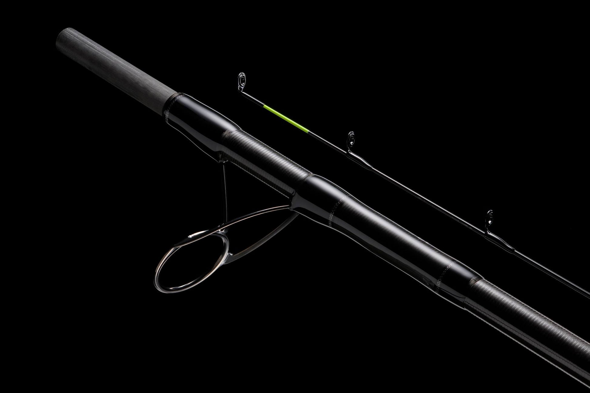 Фидер въдици DAIWA TOURNAMENT SLR - New model 2025 детайл на пръчка за риболов на черен фон
