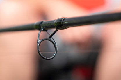Фидер въдици DAIWA TOURNAMENT SLR - New model 2025 с фокус на водач за риболовна линия.