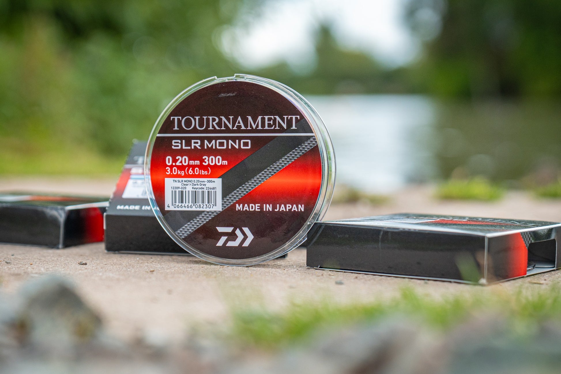 Монофилно влакно Daiwa TOURNAMENT SLR MONOFIL - 300m, представено на риболовна платформа.
