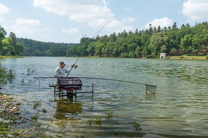 Риболовец на река с Дръжка за кеп DAIWA 25 AIR LANDING NET HANDLE 4.50m, наслада от природата.
