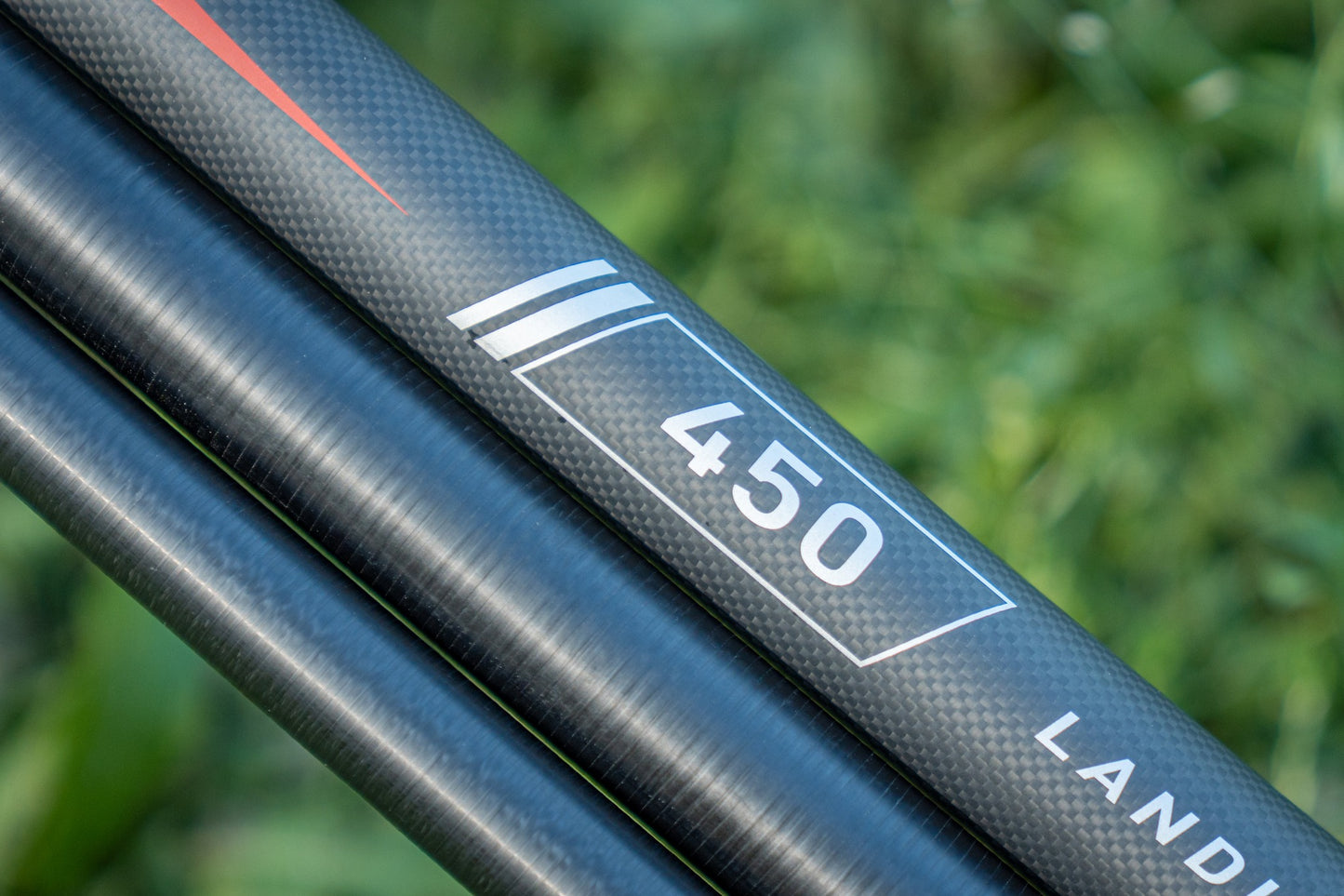 Дръжка за кеп DAIWA 25 AIR LANDING NET HANDLE 4.50m - детайл на риболовен уред с етикет 450.