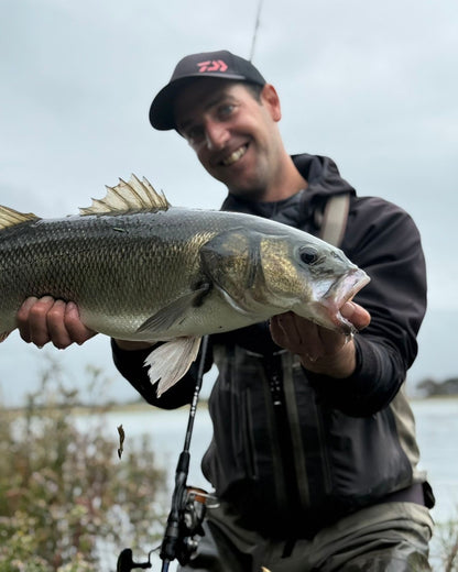 Спининг въдици DAIWA LABRAX - New model 2025 с уловен риболовен трофей в природна среда.