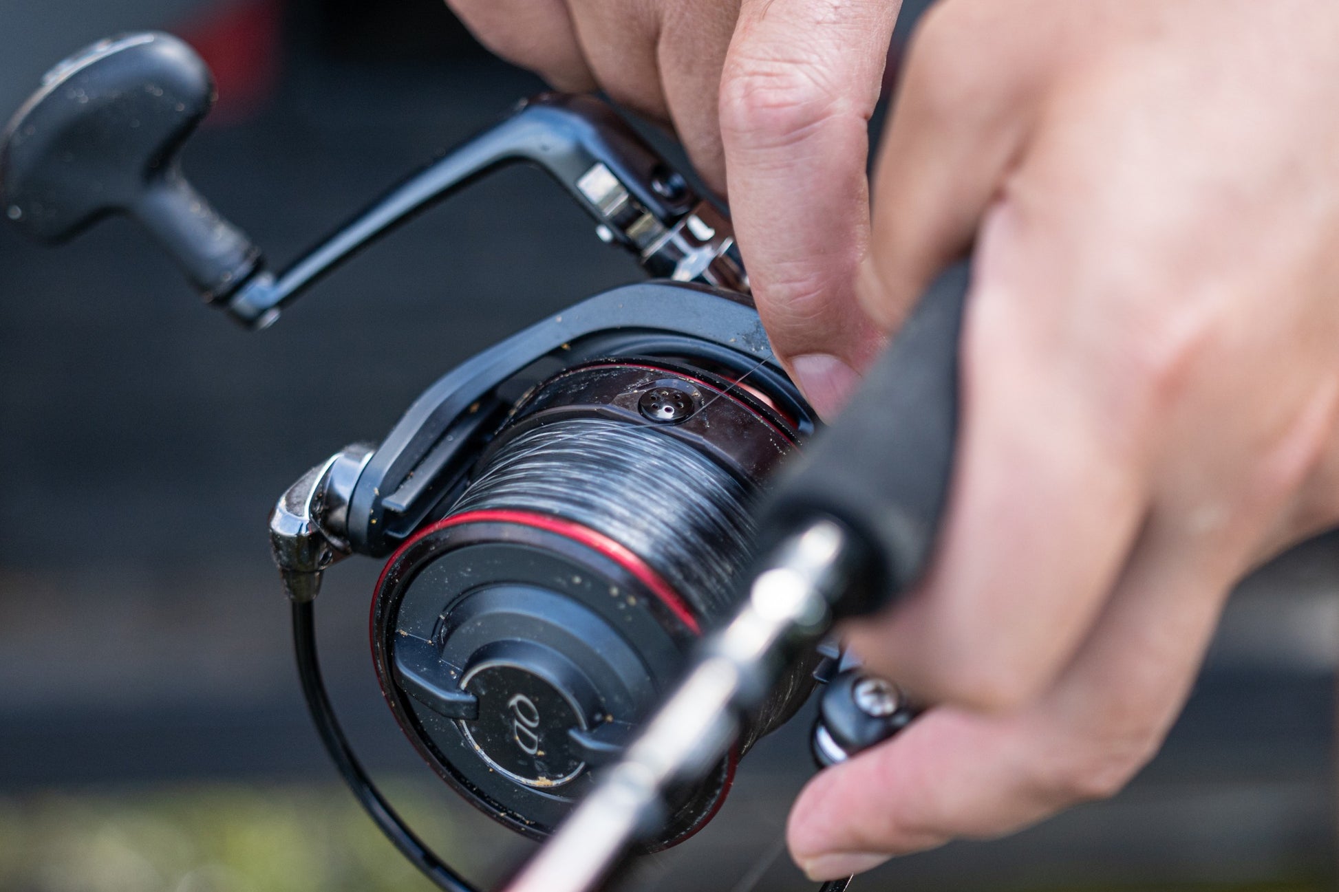 Монофилно влакно Daiwa TOURNAMENT SLR MONOFIL - 300m поставено на риболовна макара, рибарска дейност.