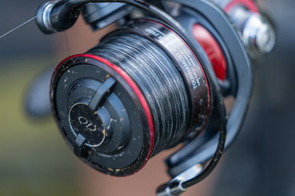 Монофилно влакно Daiwa TOURNAMENT SLR MONOFIL - 300m на макара с черен и червен дизайн.
