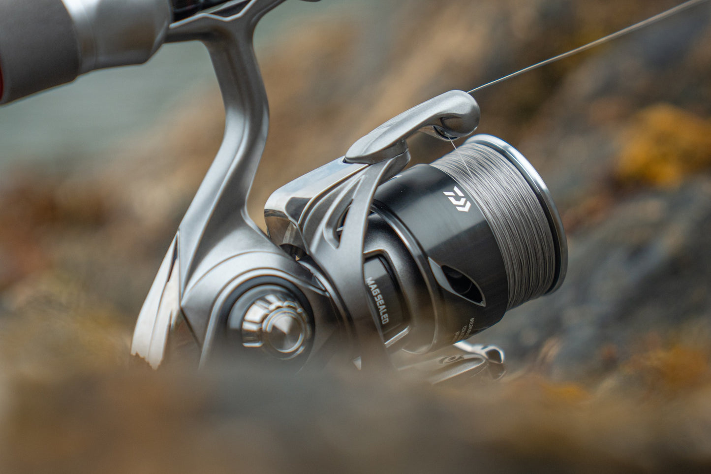 Макара DAIWA 25 CALDIA FC LT с видим сноп от влакно, перфектна за риболовни сесии на открито.