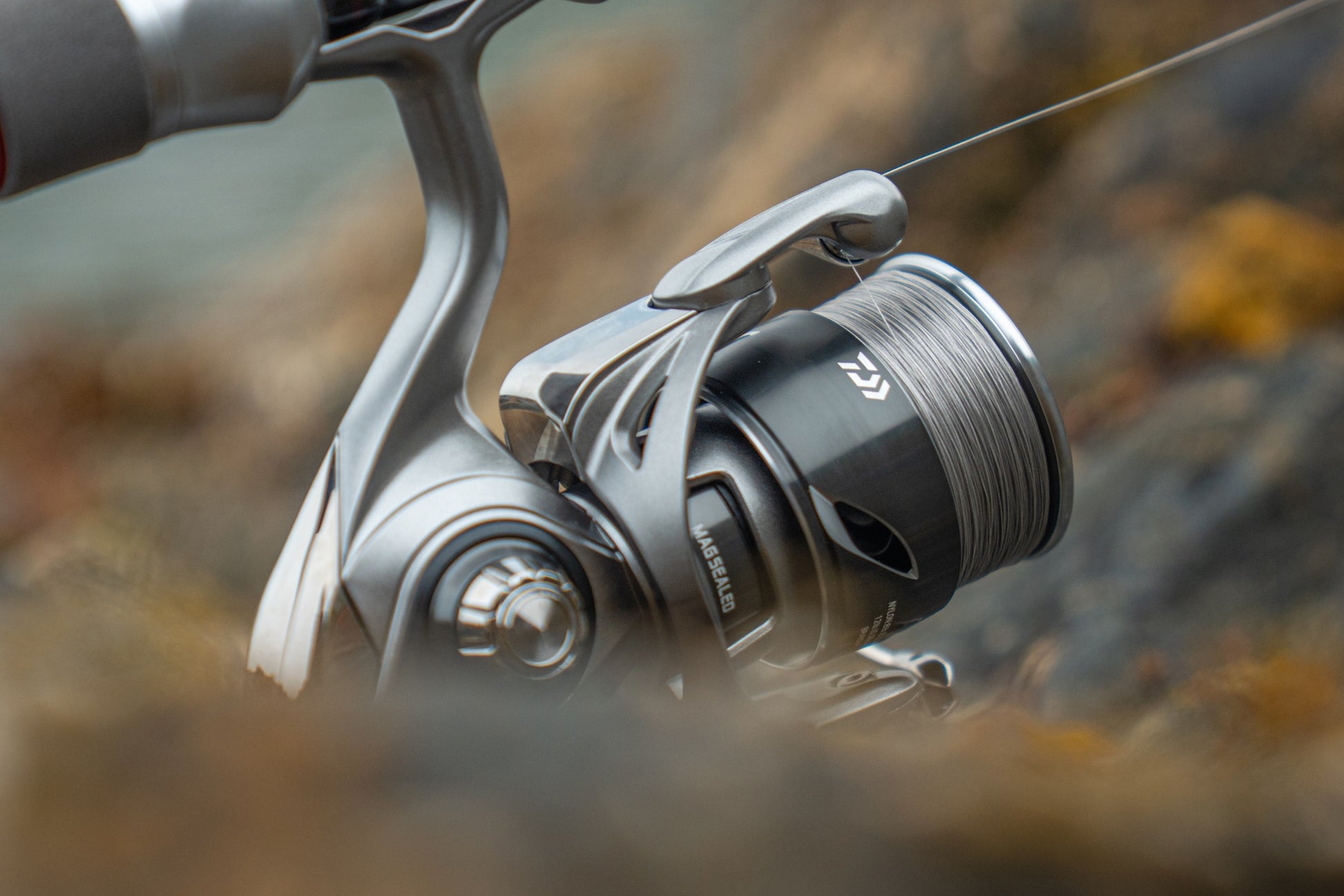 Макара DAIWA 25 CALDIA FC LT с видим сноп от влакно, перфектна за риболовни сесии на открито.