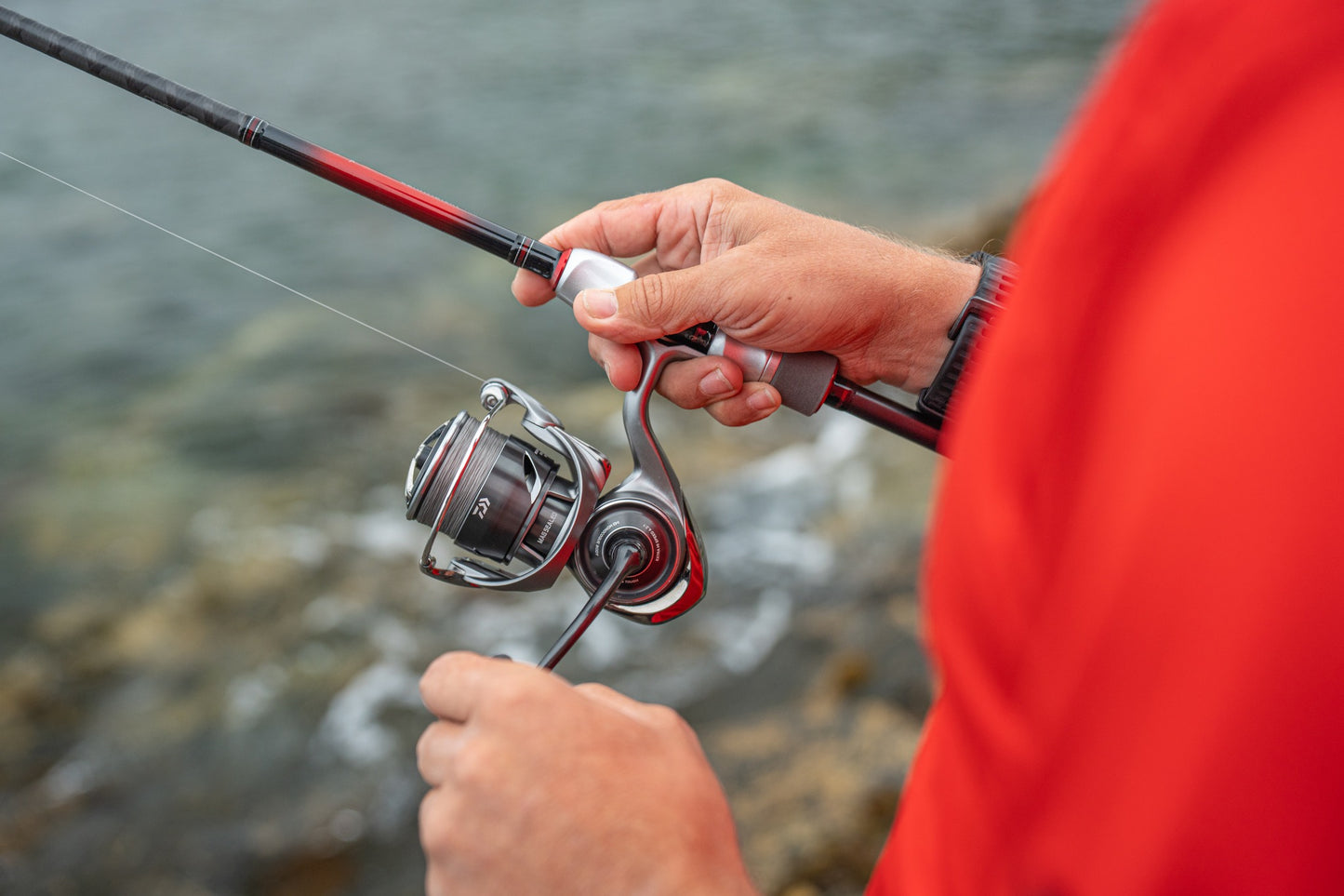 Риболов с макара DAIWA 25 CALDIA FC LT и въдица на водоема.
