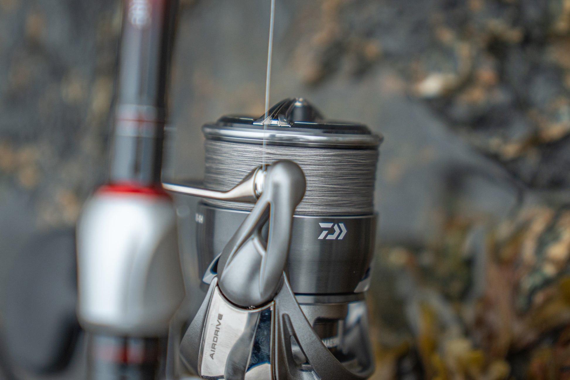 Макара DAIWA 25 CALDIA FC LT с навита линия, детайли и уреди за риболов.