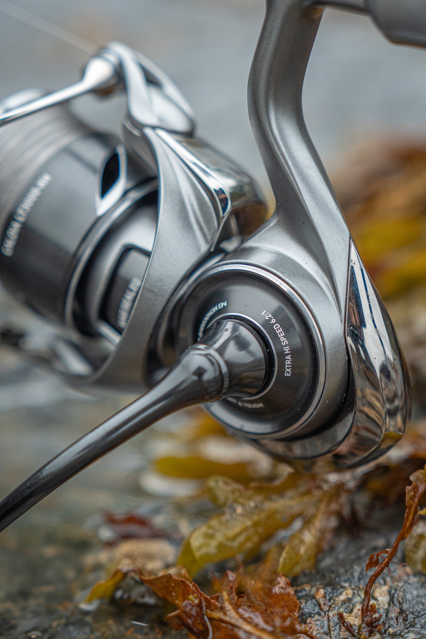 Макара DAIWA 25 CALDIA FC LT в близък план с детайли за забележителен дизайн и функции.