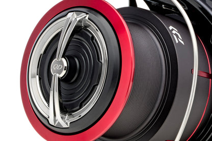 Макара за фидер и мач риболов DAIWA 25 TDM - детайл на шпулата с червен акцент.