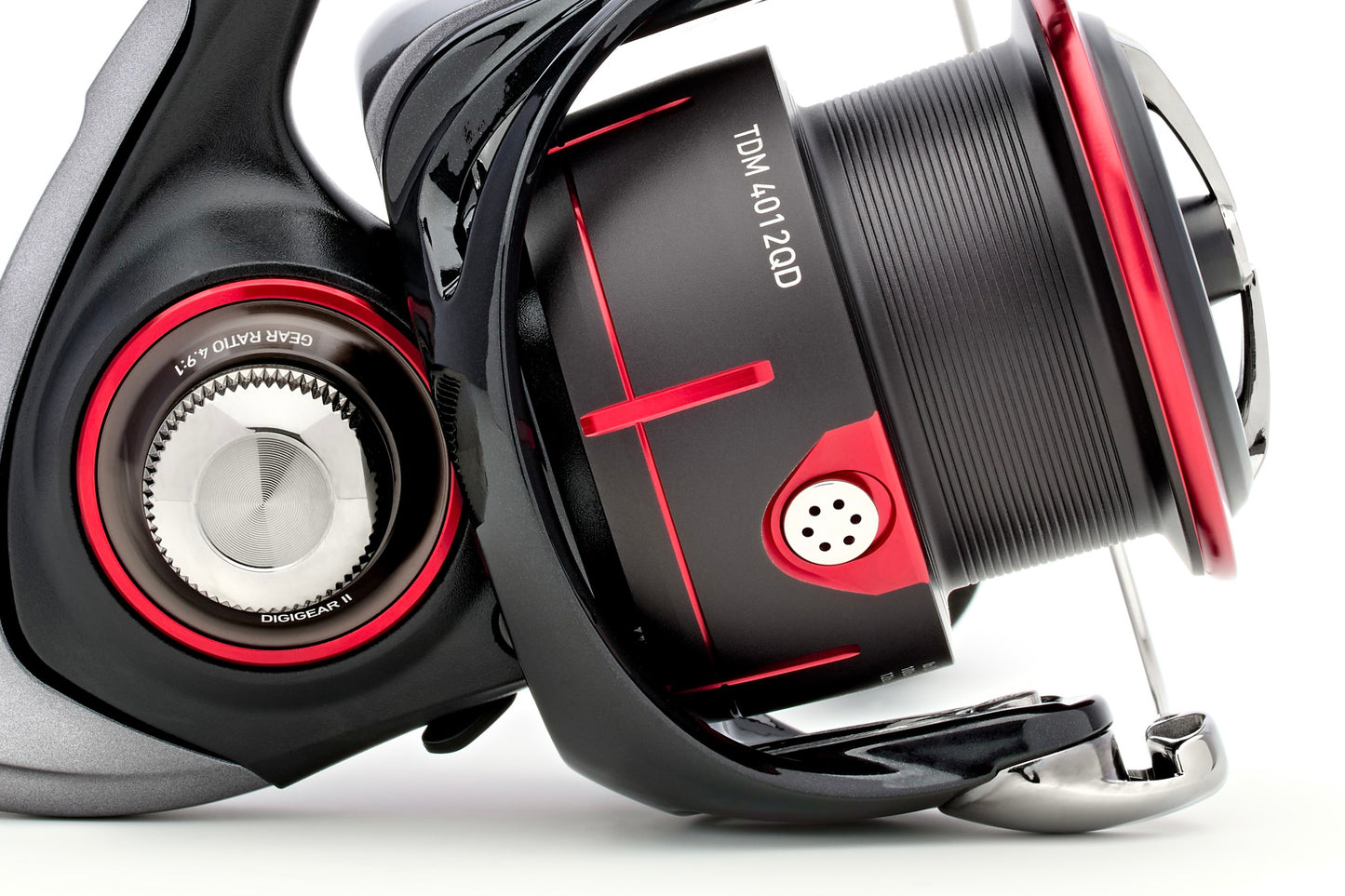 Макара за фидер и мач риболов DAIWA 25 TDM, детайл на механизма с червен акцент.