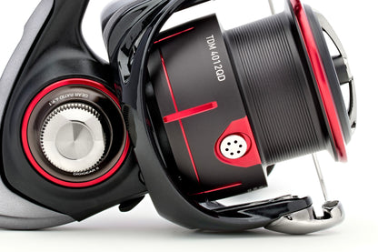 Макара за фидер и мач риболов DAIWA 25 TDM, детайл на механизма с червен акцент.