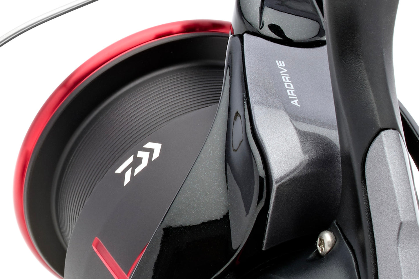 Макара за фидер и мач риболов DAIWA 25 TDM с прецизно изработен механизъм и елегантен дизайн.