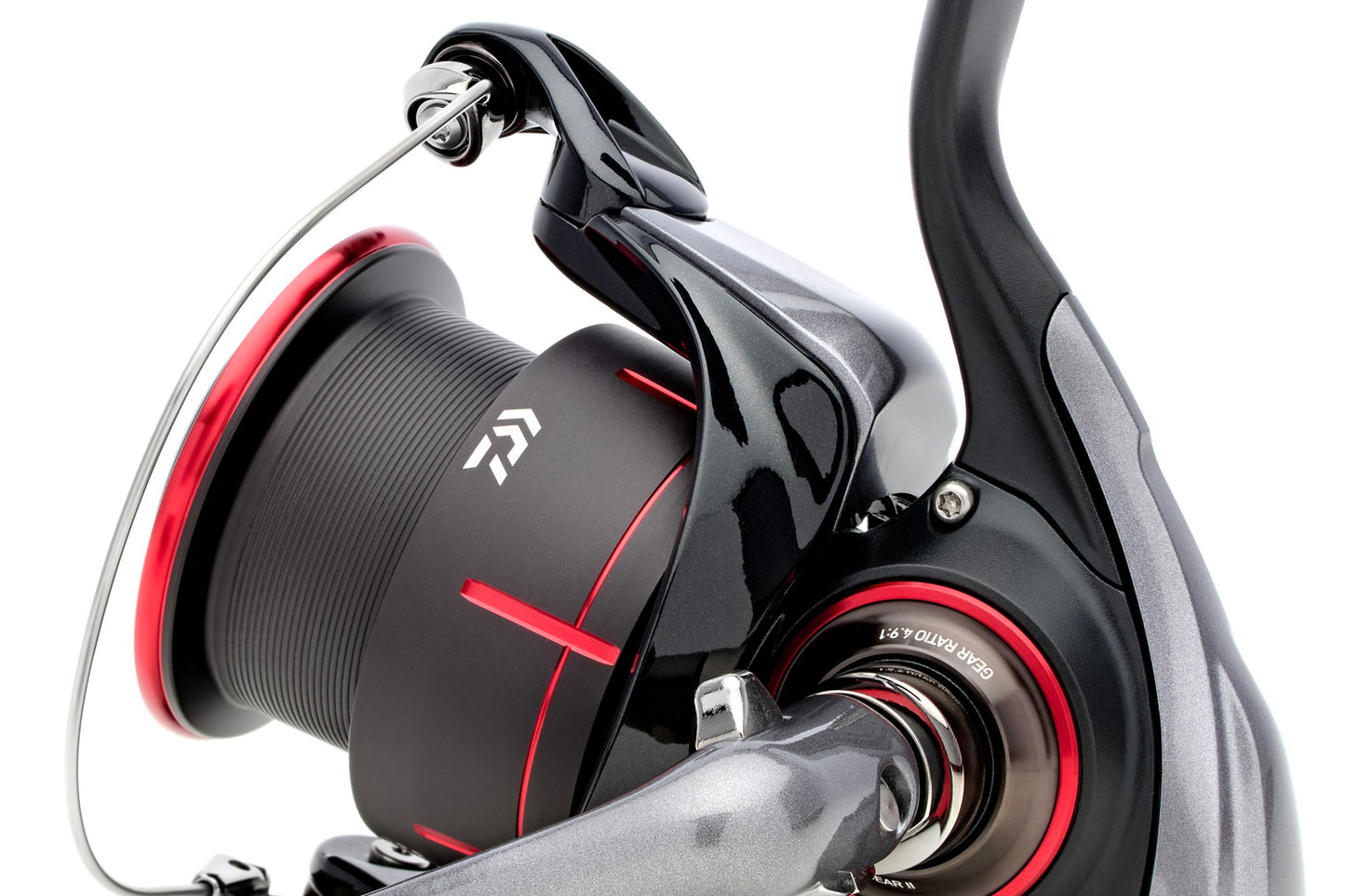 Макара за фидер и мач риболов DAIWA 25 TDM с червен акцент и висококачествена шпула.