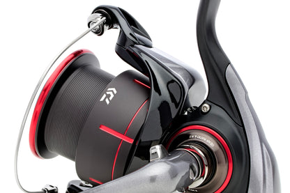 Макара за фидер и мач риболов DAIWA 25 TDM с червен акцент и висококачествена шпула.