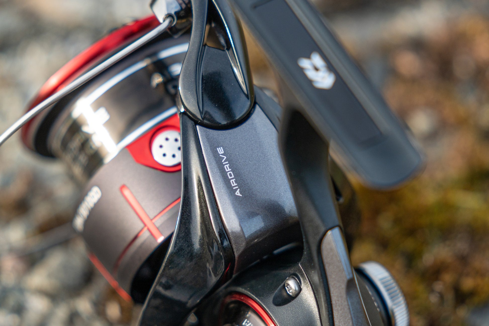 Макара за фидер и мач риболов DAIWA 25 TDM с черен и червен дизайн, детайл от рибарска макара.