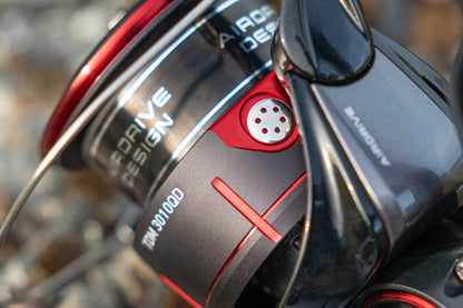 Макара за фидер и мач риболов DAIWA 25 TDM, детайлно изображение на дизайна и механизма.