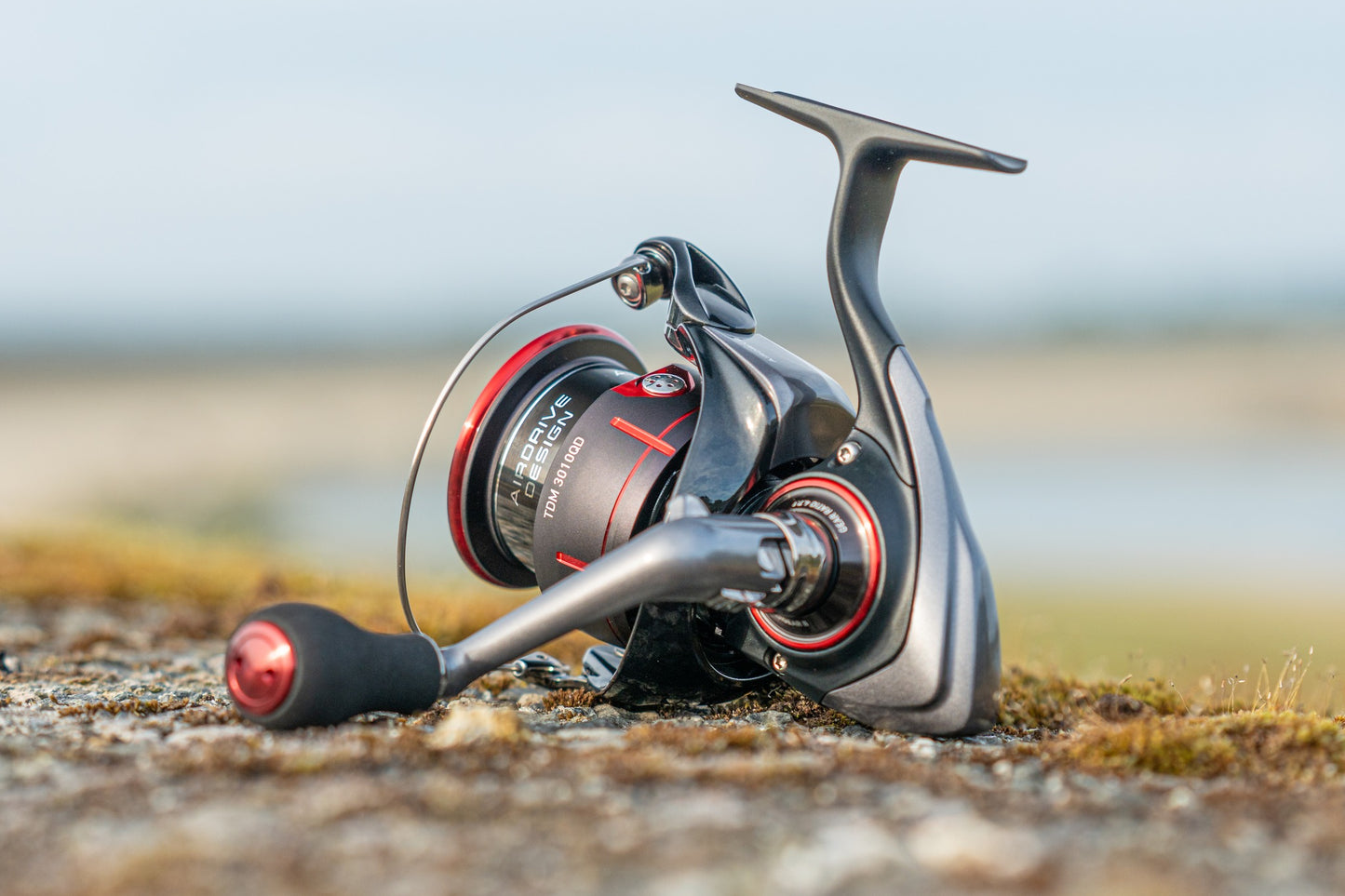 Макара за фидер и мач риболов DAIWA 25 TDM на фон от природата, детайлно изображение