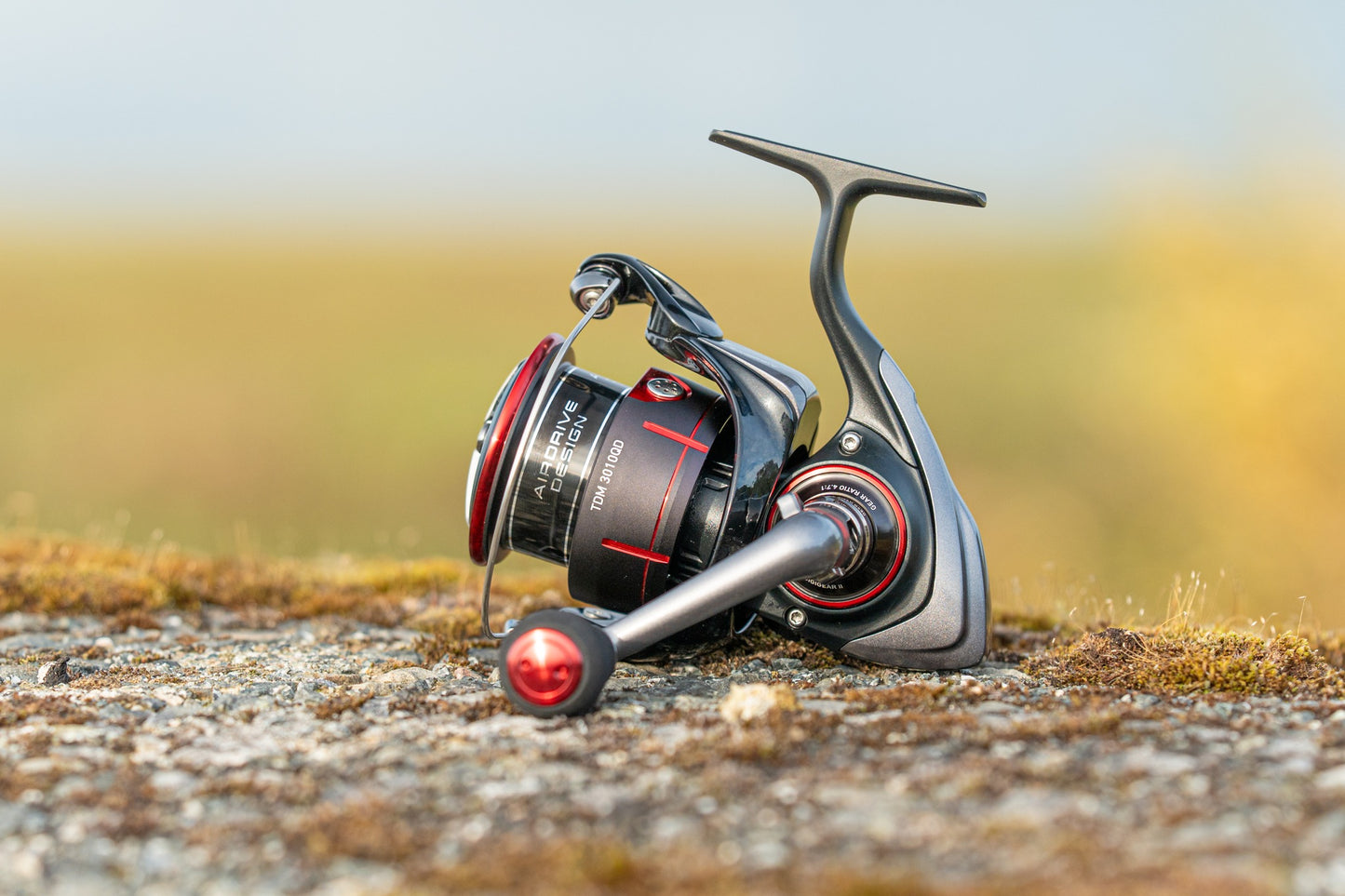 Макара за фидер и мач риболов DAIWA 25 TDM, идеален избор за риболов на езера и реки.