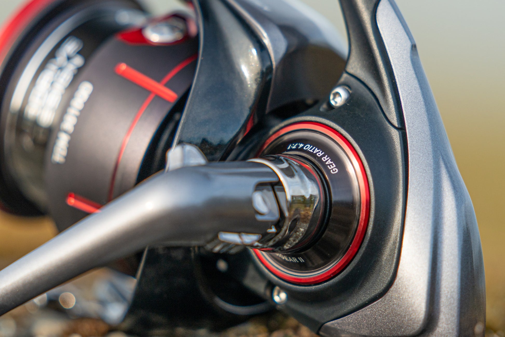 Макара за фидер и мач риболов DAIWA 25 TDM с детайли на корпуса и шпулата.