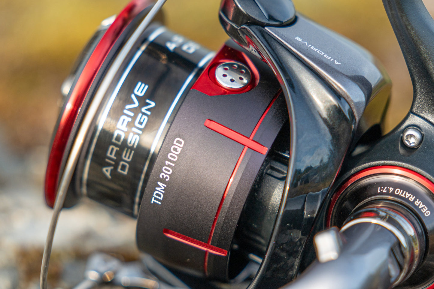 Макара за фидер и мач риболов DAIWA 25 TDM с черен и червен дизайн, модел TDM 3010QD.