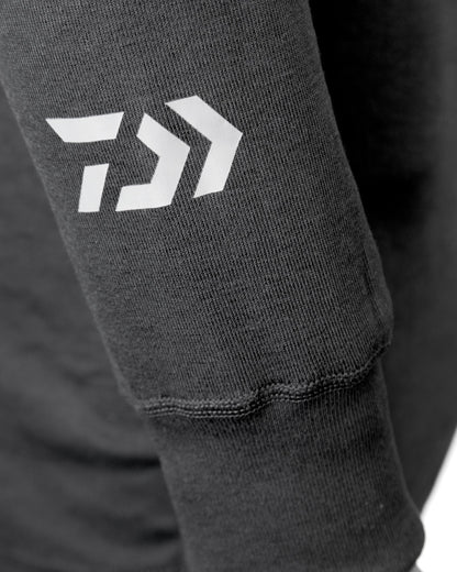 Логото на DAIWA на ръкава на термо блуза DAIWA D-VEC BASE LAYER.