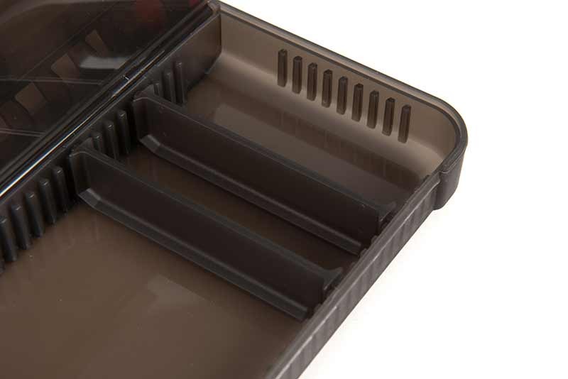 Кутии Fox Rage Accessory Box - вътрешен изглед с отделения за организиране на риболовни аксесоари.