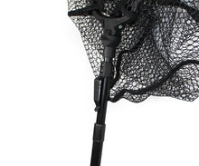 Кеп Filstar Nero Rubber Triangle Landing Net - детайли на триъгълната гумена мрежа и телескопичната дръжка.