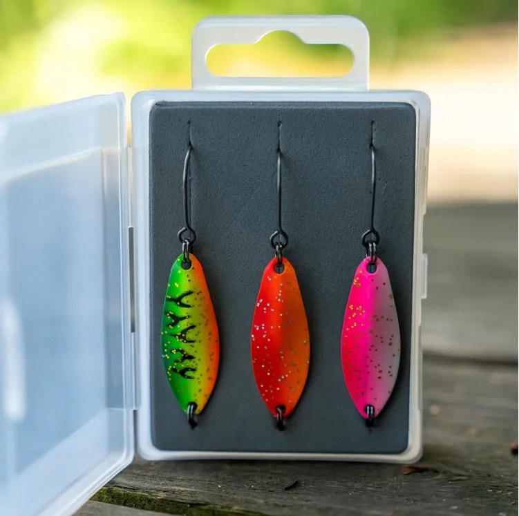 Сет клатушки ZEBCO TROUT UL SPOON SET - 3бр. с три ярки микроклатушки в контейнер за риболов.