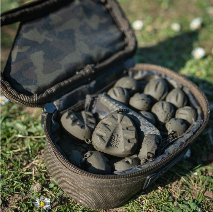 Шаранджийска тежест (олово) AVID GRIPPER LEAD - 56g/2oz в куфарче с риболовни такъми.