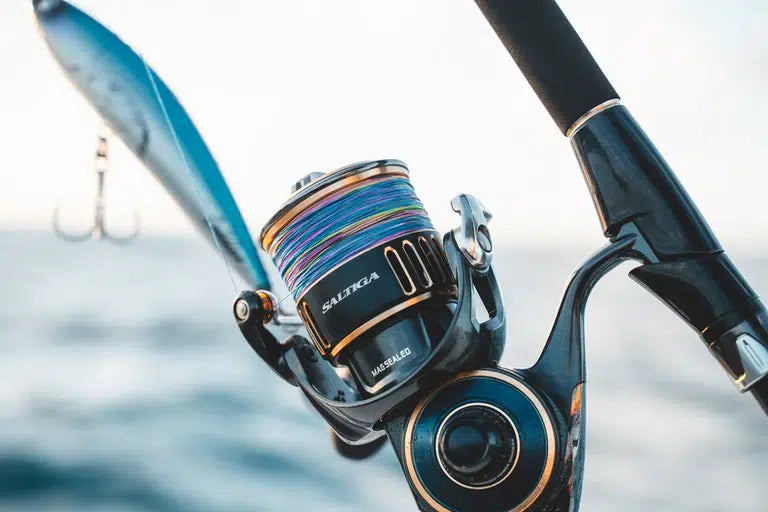 Макара за морски риболов DAIWA 25 SALTIGA G, риболовна макара с цветна влакна на рибарска пръчка.