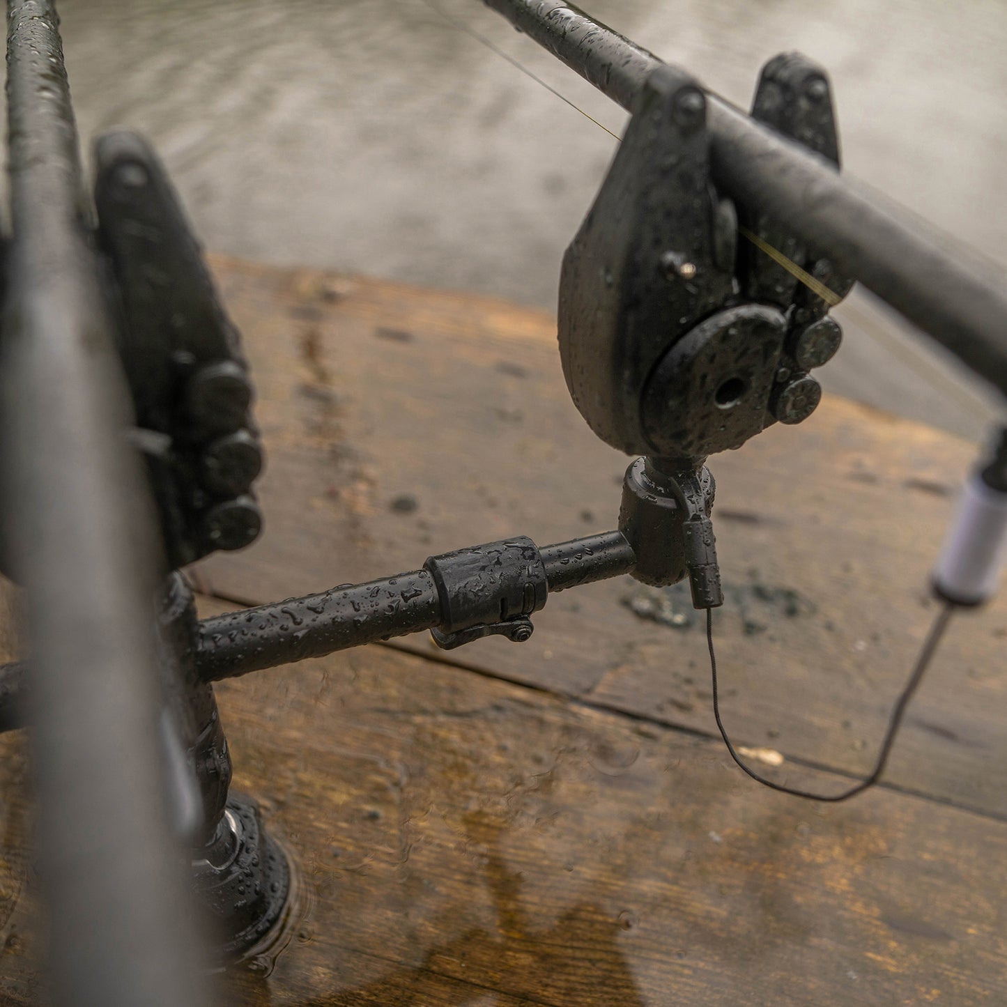Регулируема стойка за 2 въдици AVID Lok Down Adjustable Buzz Bar